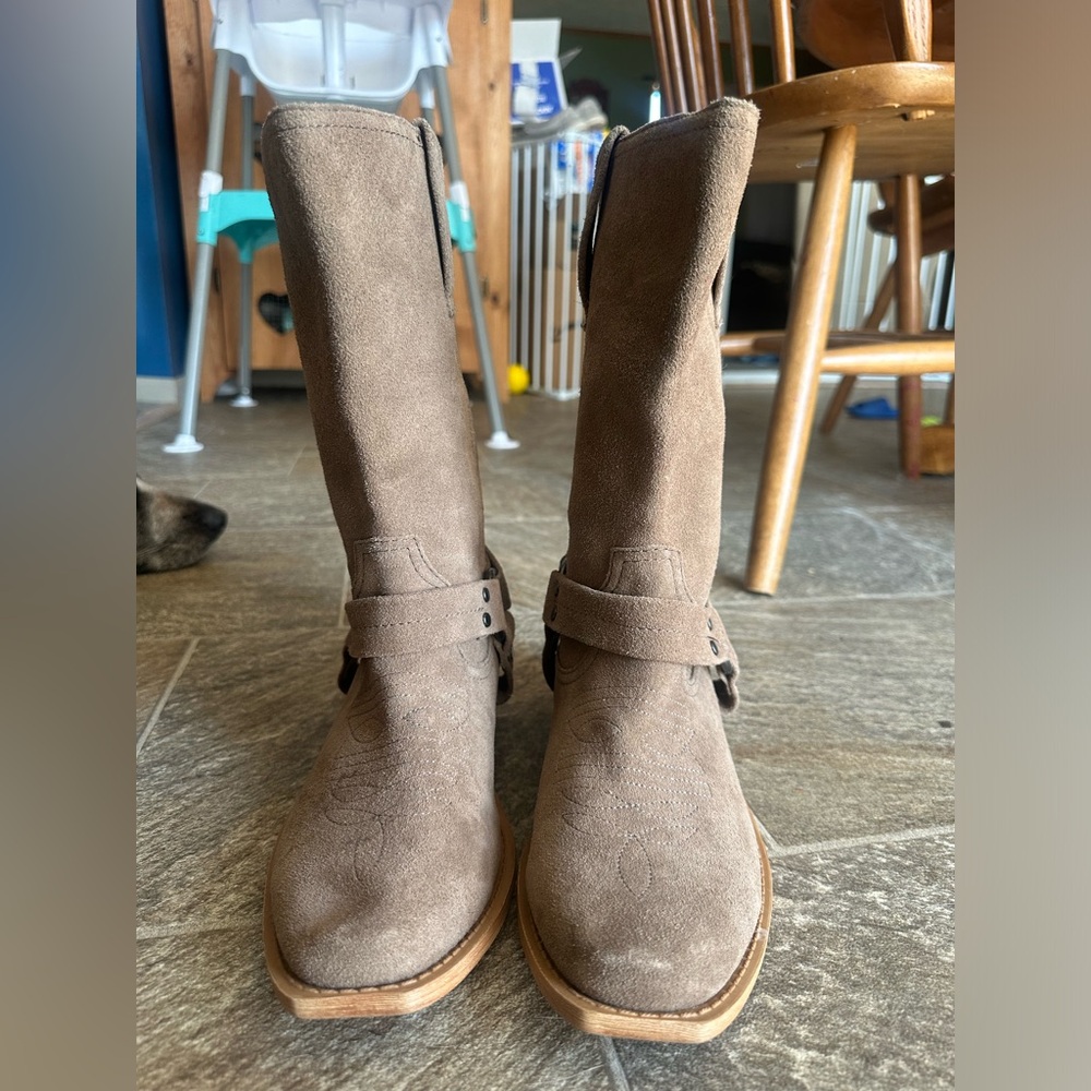 Women’s boots. Tan. Never worn. Bought in TN for $100